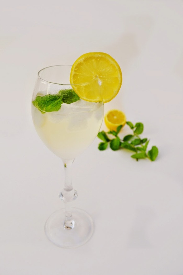prosecco and elderflower cocktail